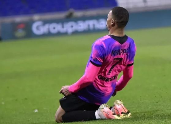  朗斯门将神扑救主零封里昂登顶积分榜  