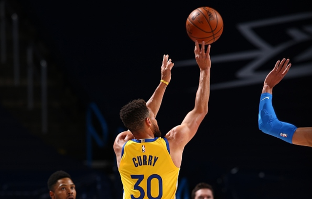  库里单场14记三分，勇士狂胜爵士  
