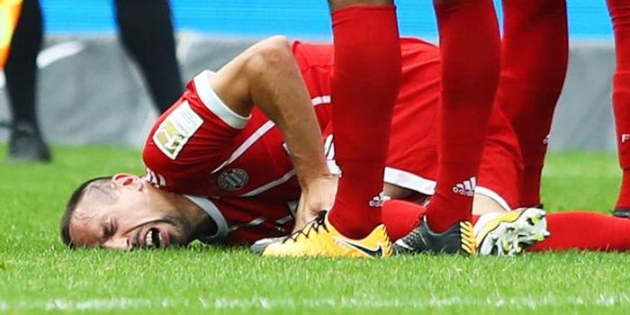  拜仁队长重伤缺阵，防线危机雪上加霜难应对  